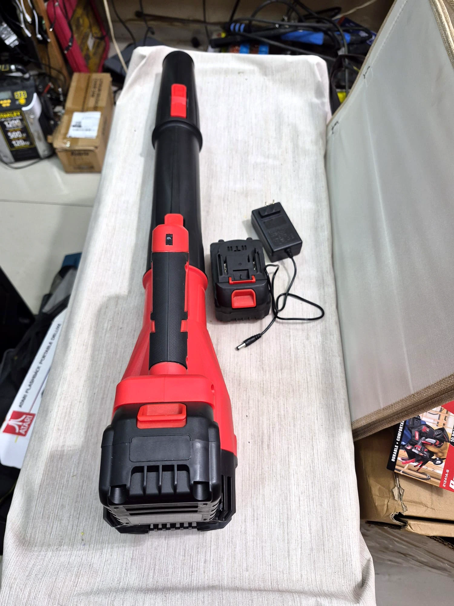 Soplador Inalámbrico de 21V con 2 Baterías y Cargador (Como Nuevo)